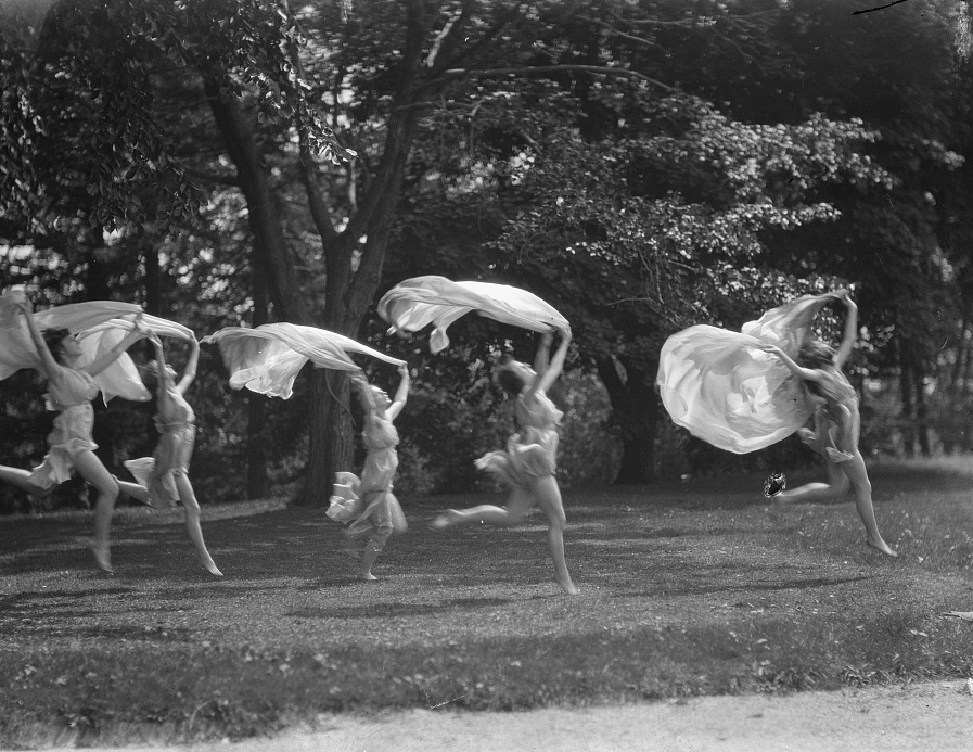 Arnold-Genthe-Isadora-Duncan-dancers-1915-1923-