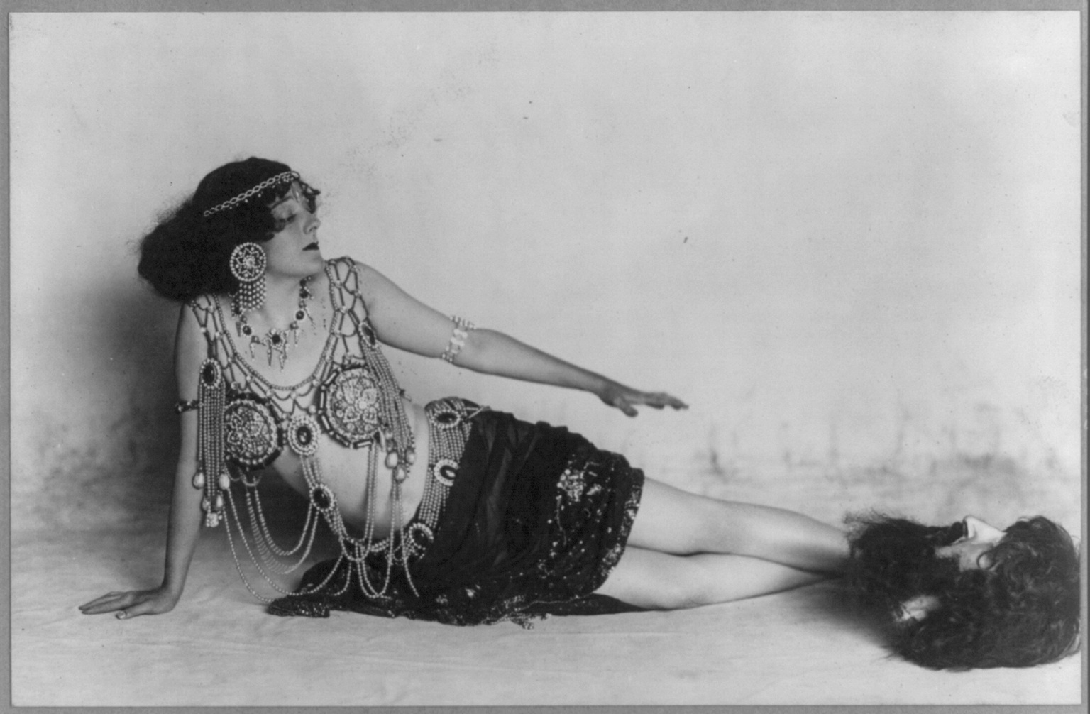 Frank-C.-Bangs-Gertrude-Hoffmann-as-Salome-1908ca.-Image-courtesy-Library-of-Congress-Prints-and-Photographs-Division-Washington-D.C